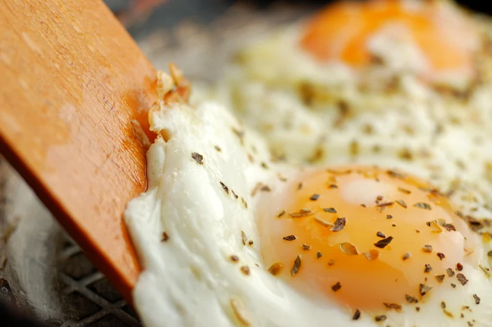 Поширани яйца със зеленчуци, вкусна закуска СНИМКА Shutterstock