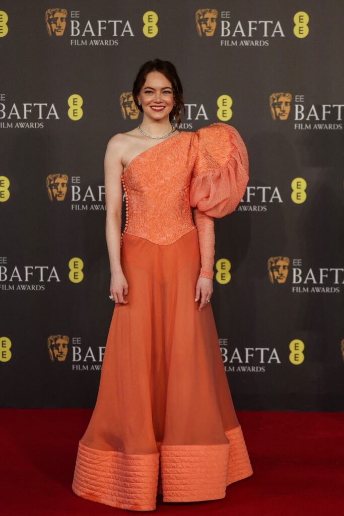 Ема Стоун в оранжев тоалет на наградите BAFTA 2024